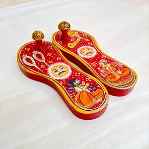 Handmade Kadamb Wood Paduka Set: Traditional Indian Footwear
