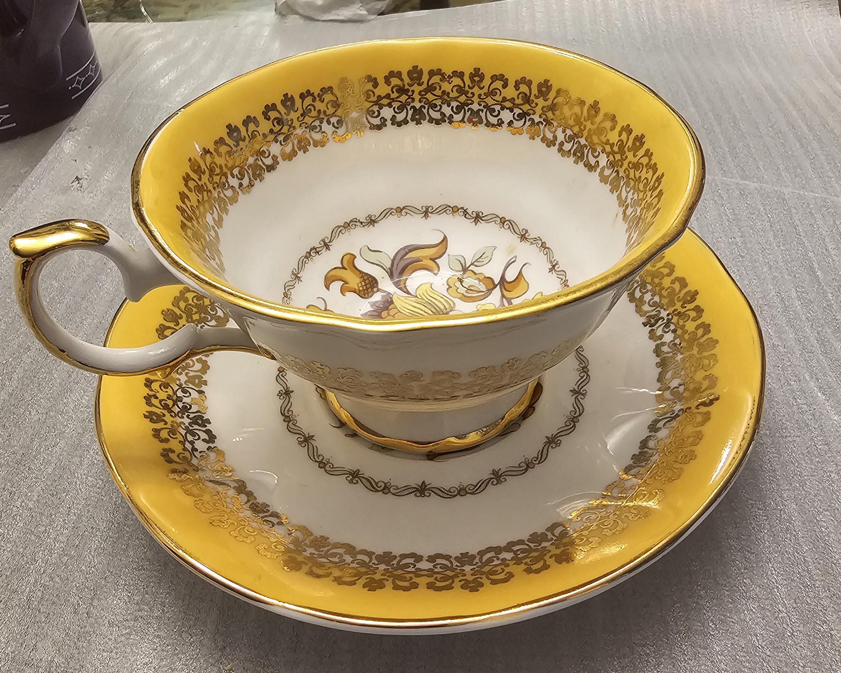 Elizabethen Staffordshire fine bone china Versailles pattern