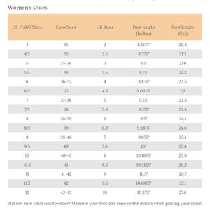 Puede incluir: Tabla de conversi&oacute;n de tallas de zapatos para mujer, mostrando tallas US/AUS, Euro y UK, con longitudes de pie en pulgadas y cm. La tabla incluye tallas de US 4 a 12.