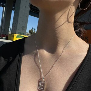 Elegante collar con colgante de letra "E" dorada, collar con letra personalizada, regalo de cumpleaños, producción personalizada