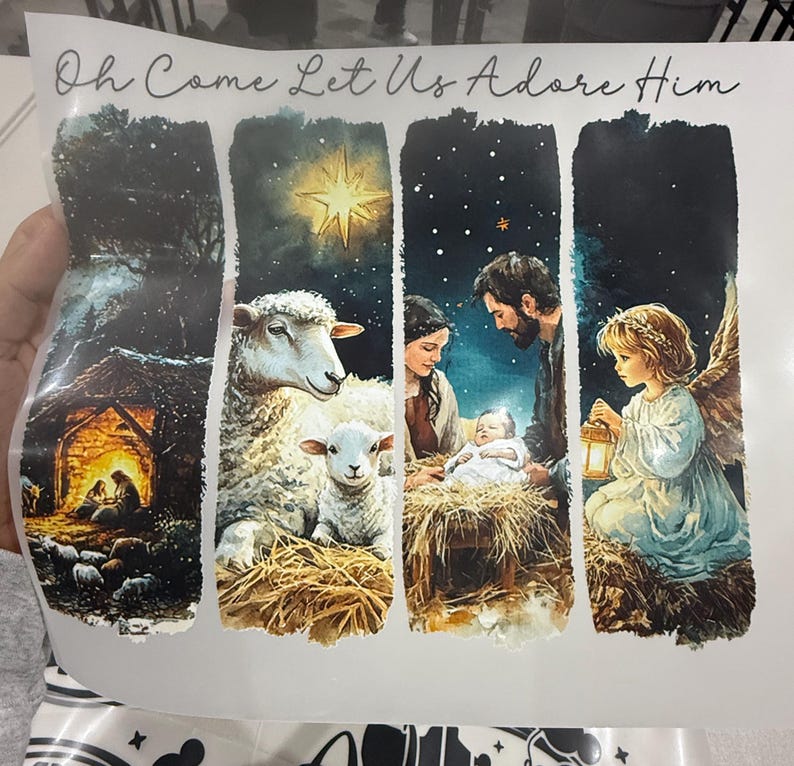 Pu&ograve; includere: Stampa a tema religioso con il testo "Oh Come Let Us Adore Him" in alto. L'immagine &egrave; divisa in quattro pannelli verticali. I pannelli raffigurano una scena della nativit&agrave; con una stalla, pecore, la Sacra Famiglia e un angelo.