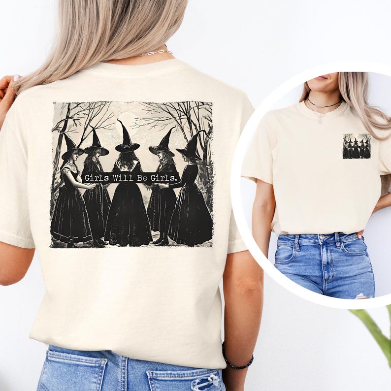 Puede incluir: Camiseta color crema con un gr&aacute;fico en blanco y negro de cinco figuras con atuendo de bruja, con el texto "Girls Will Be Girls". Una versi&oacute;n m&aacute;s peque&ntilde;a del gr&aacute;fico est&aacute; en el bolsillo.