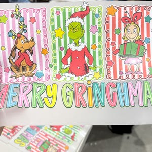 Może przedstawiać: Kolorowa grafika świąteczna z Grinchem, Maksem i Cindy Lou Who. Tekst "MERRY GRINCHMAS" jest wyświetlany w tęczowej czcionce. Każda postać jest obramowana dekoracyjną obw&oacute;dką i umieszczona na paskowanym tle.