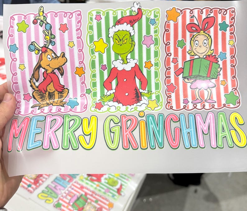 Może przedstawiać: Kolorowa grafika świąteczna z Grinchem, Maksem i Cindy Lou Who. Tekst "MERRY GRINCHMAS" jest wyświetlany w tęczowej czcionce. Każda postać jest obramowana dekoracyjną obw&oacute;dką i umieszczona na paskowanym tle.