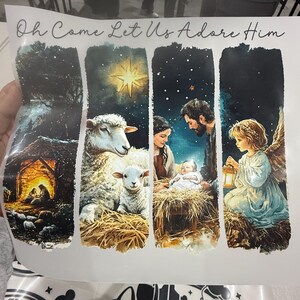 Może przedstawiać: Obraz o tematyce religijnej z napisem "Oh Come Let Us Adore Him". Obraz przedstawia sceny Narodzenia, w tym gwiazdę, owce, Świętą Rodzinę i anioła z latarnią. Grafika jest w stylu akwarelowym.