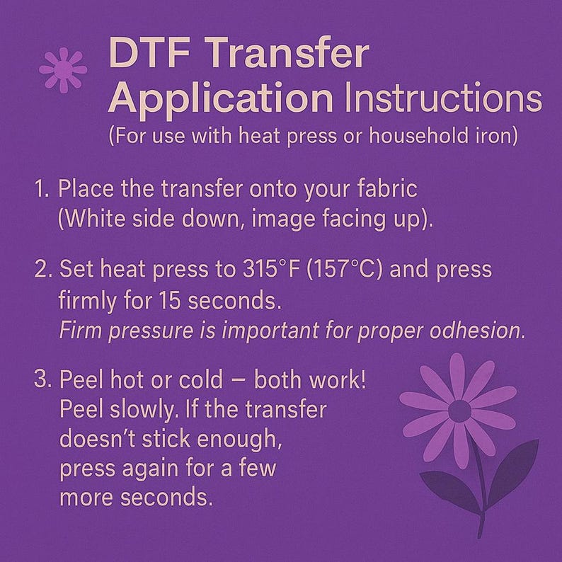 Pu&ograve; includere: Grafica viola con istruzioni per l'applicazione del trasferimento DTF. Le istruzioni includono il posizionamento del trasferimento sul tessuto, l'impostazione della pressa a caldo a 157&deg;C per 15 secondi e la rimozione a caldo o a freddo. Un fiore &egrave; in basso a destra.