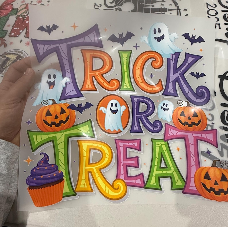Puede incluir: Un gr&aacute;fico colorido con tem&aacute;tica de Halloween con las palabras "Trick or Treat" en letras grandes y estilizadas. El dise&ntilde;o incluye calabazas, fantasmas, murci&eacute;lagos y una magdalena. Las letras son de varios colores, incluyendo naranja, morado, verde y amarillo.