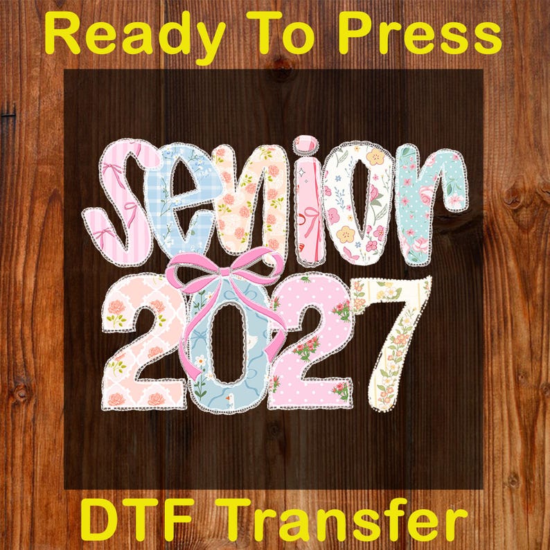 Peut inclure: Un motif de transfert DTF avec les mots "Ready To Press" et "DTF Transfer" en jaune. Le motif pr&eacute;sente le mot "Senior" et le chiffre "2027" dans un motif floral et pastel, avec un n&oelig;ud rose.