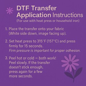 Może przedstawiać: Fioletowa grafika z instrukcjami aplikacji transferu DTF. Instrukcje obejmują umieszczenie transferu na tkaninie, ustawienie prasy termicznej na 157&deg;C na 15 sekund i obieranie na gorąco lub na zimno.