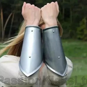 Brassards médiévaux en acier pour femmes | Protège-bras forgé à la main pour GN et reconstitution | Armure de bras fonctionnelle pour cosplay, combat de jeu de rôle