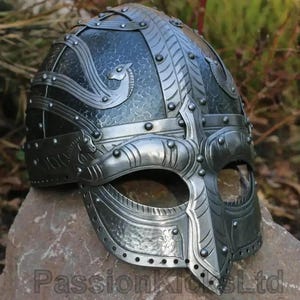 Wikinger Krieger Helm mit nordischer Detaillierung | Handgeschmiedeter nordischer Helm | Ein Schaukampftauglicher Rüstungshelm für LARP und Cosplay
