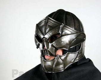 Casco demoníaco de acero ennegrecido, casco medieval, casco de caballero de la muerte con rostro demoníaco, armadura de cosplay, casco de batalla LARP recreativo.