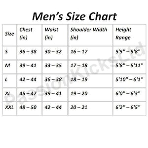 Puede incluir: Una tabla de tallas blanca titulada "Men's Size Chart" con medidas en pulgadas. La tabla incluye medidas de pecho, cintura, ancho de hombros y rangos de altura para las tallas S, M, L, XL y XXL.