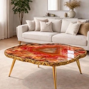 Tavolino da caffè effetto geode, realizzato a mano in resina epossidica turchese, con gambe dorate, ideale per l'arredamento moderno della casa.