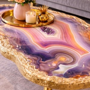 La grande table basse en époxy faite main Geode Art avec les pieds dorés de la table d'appoint en agate