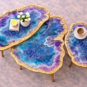 3 mesas de centro de lujo apilables de mármol morado, juego de mesas auxiliares de geoda de madera y resina epoxi hechas a mano, decoración moderna para el hogar con patas doradas.