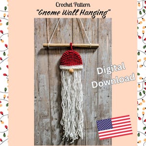 Könnte beinhalten: Gehäkelte Zwerg-Wanddekoration mit roter Mütze und weißem Bart, aufgehängt an einer Holzleiste. Der Text "Crochet Pattern" und "Gnome Wall Hanging" sind sichtbar. Die Worte "Digital Download" sind ebenfalls sichtbar.