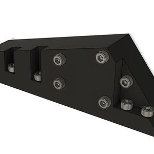 Könnte beinhalten: Ein schwarzes, geometrisches Metallbauteil mit mehreren Aussparungen und mehreren silbernen Schrauben. Das Teil hat ein dreieckiges Ende und scheint ein Strukturelement oder eine Halterung zu sein.