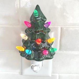 Kerstboomnachtlampje plug-in muur - groen of wit keramisch handgeschilderd licht met plastic draailampjes