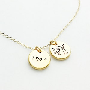 Nieuwe moeder ketting, familie initialen, familie ketting, nieuwe baby eerste ketting, gegraveerde ketting, mama vogel, baby vogel, babyshower, cadeau