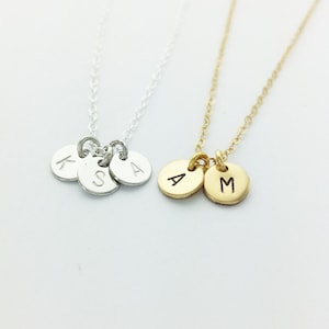 Collana con iniziali multiple da 6 mm, collana con iniziali per la mamma, iniziali personalizzate, iniziali per la mamma, regalo personalizzato per la mamma, sorelle, regalo