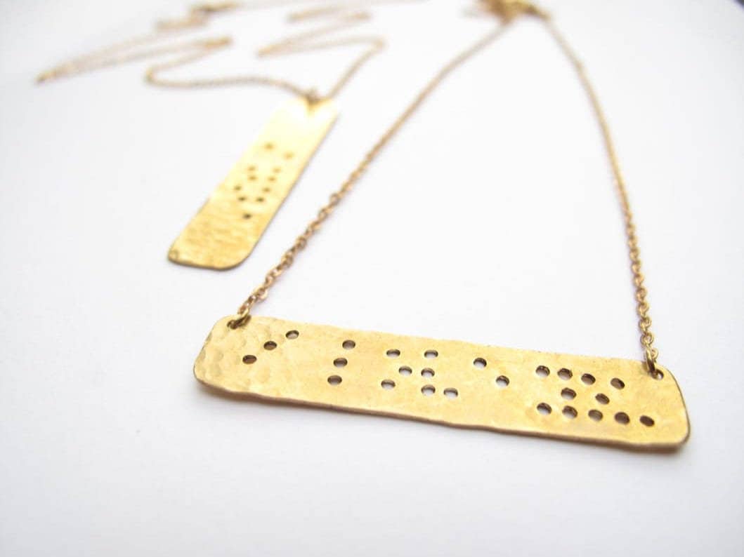 Von Braille inspirierte Halskette, Wort oder Name, Löcher - ohne Beulen, Halskette mit Gravur, Halskette mit Gravur, Namensschmuck