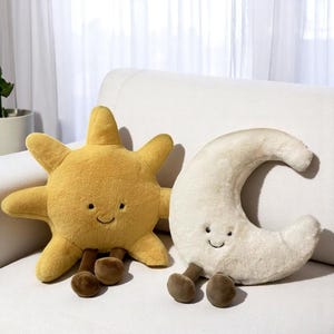 Adorable muñeco de peluche de ciervo con diseño de luna y sol. Almohada kawaii de dibujos animados. Decoración acogedora con cielo para habitación infantil, sofá, regalo. Peluche suave.