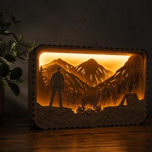Ljuslåda för camping i bergen, LED-lampa i trä i flera lager, rustik stugdekor, nattlampa för naturen, handgjord skugglåda för skogen, varmt LED-ljus