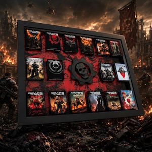 Puede incluir: Un marco de exhibición rectangular negro que contiene dieciséis cajas de videojuegos Gears of War dispuestas en filas. Un emblema central negro en forma de engranaje con una calavera se sitúa en el medio. El fondo del marco es rojo y negro.