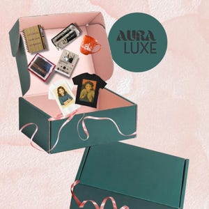 Personalisierte Luxus Geschenkbox für Ihn - Personalisiertes Tagebuch, Musik Rahmen, Brieftasche, Stift, Schlüsselanhänger, Shirt, Tasse - Einzigartiges Geschenk zum Geburtstag oder zum Jahrestag