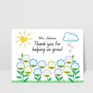 Könnte beinhalten: Eine weiße Karte mit einer gelben Sonne, einer blauen Wolke und rosa Herzen. Der Text lautet "Mrs. Johnson, Danke, dass Sie uns beim Wachsen geholfen haben!" mit bunten Blumenillustrationen.