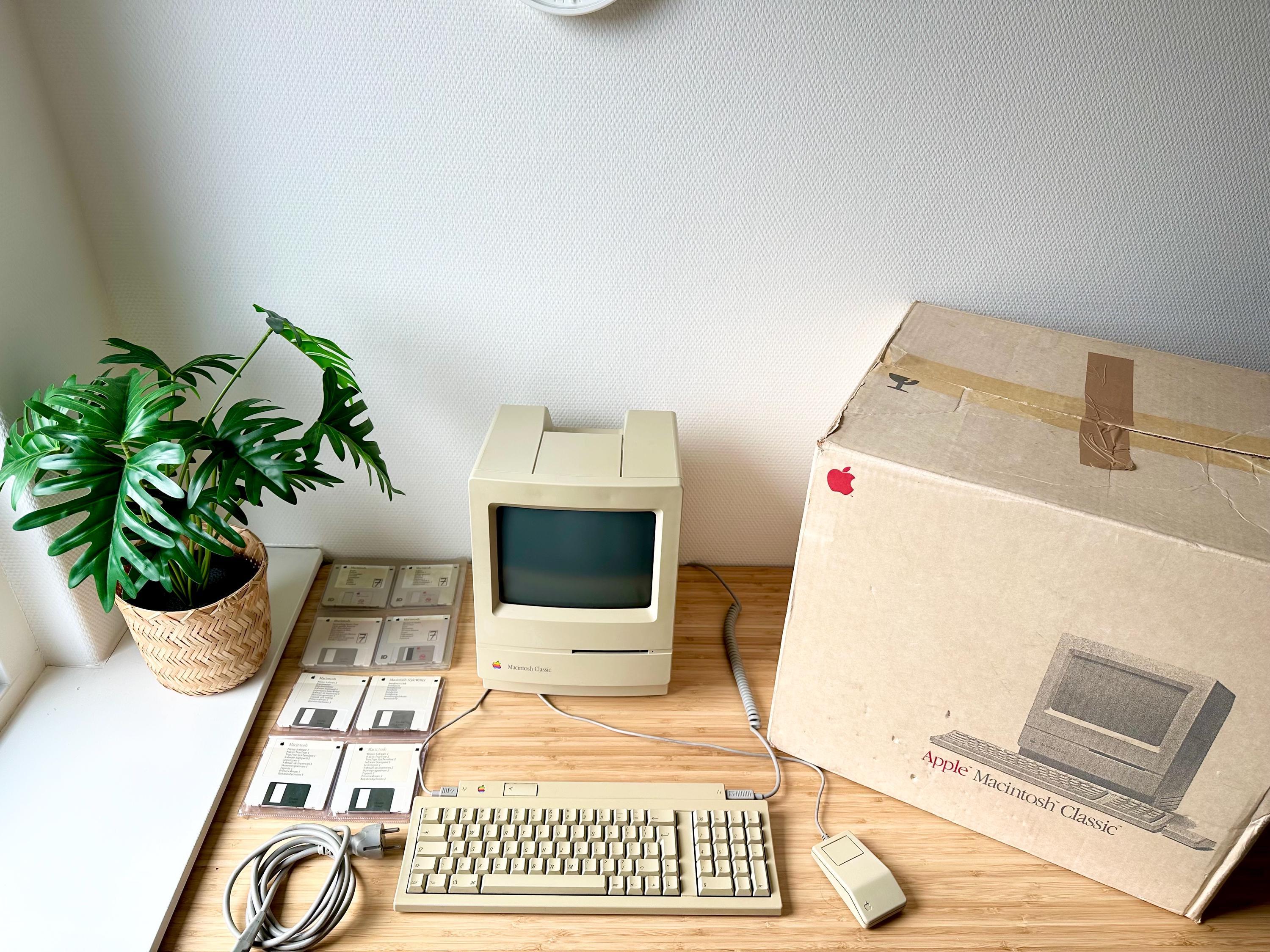 Vintage Apple Macintosh Classic With Original Packaging and Accessories ...