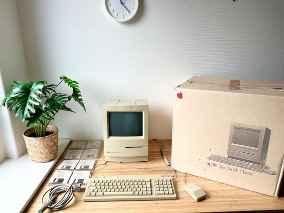 オリジナルのパッケージと付属品付きのヴィンテージ Apple Macintosh