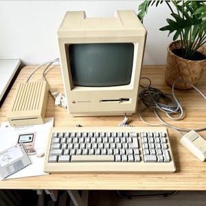 Apple Macintosh 512k with Steve Jobs Signature on the Inside Case