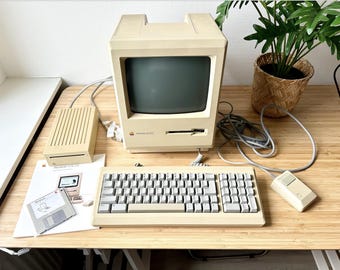 Apple Macintosh 512k with Steve Jobs Signature on the Inside Case