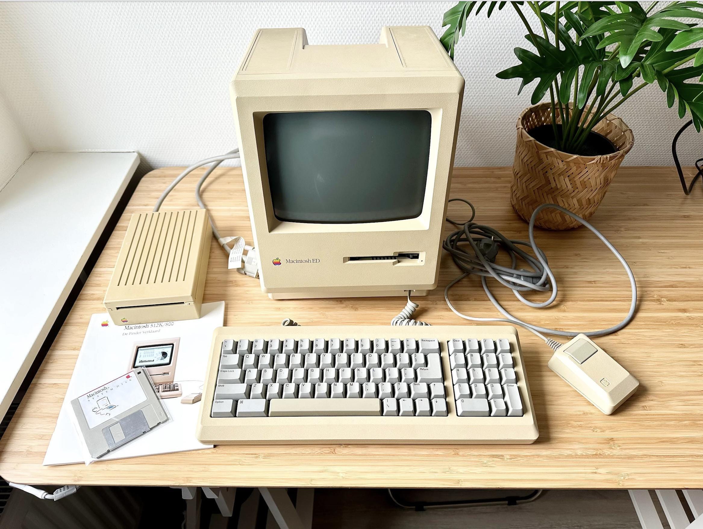 初期Apple Macintosh SE 本体-1・KBD・マウス・バッグ他。 Apple