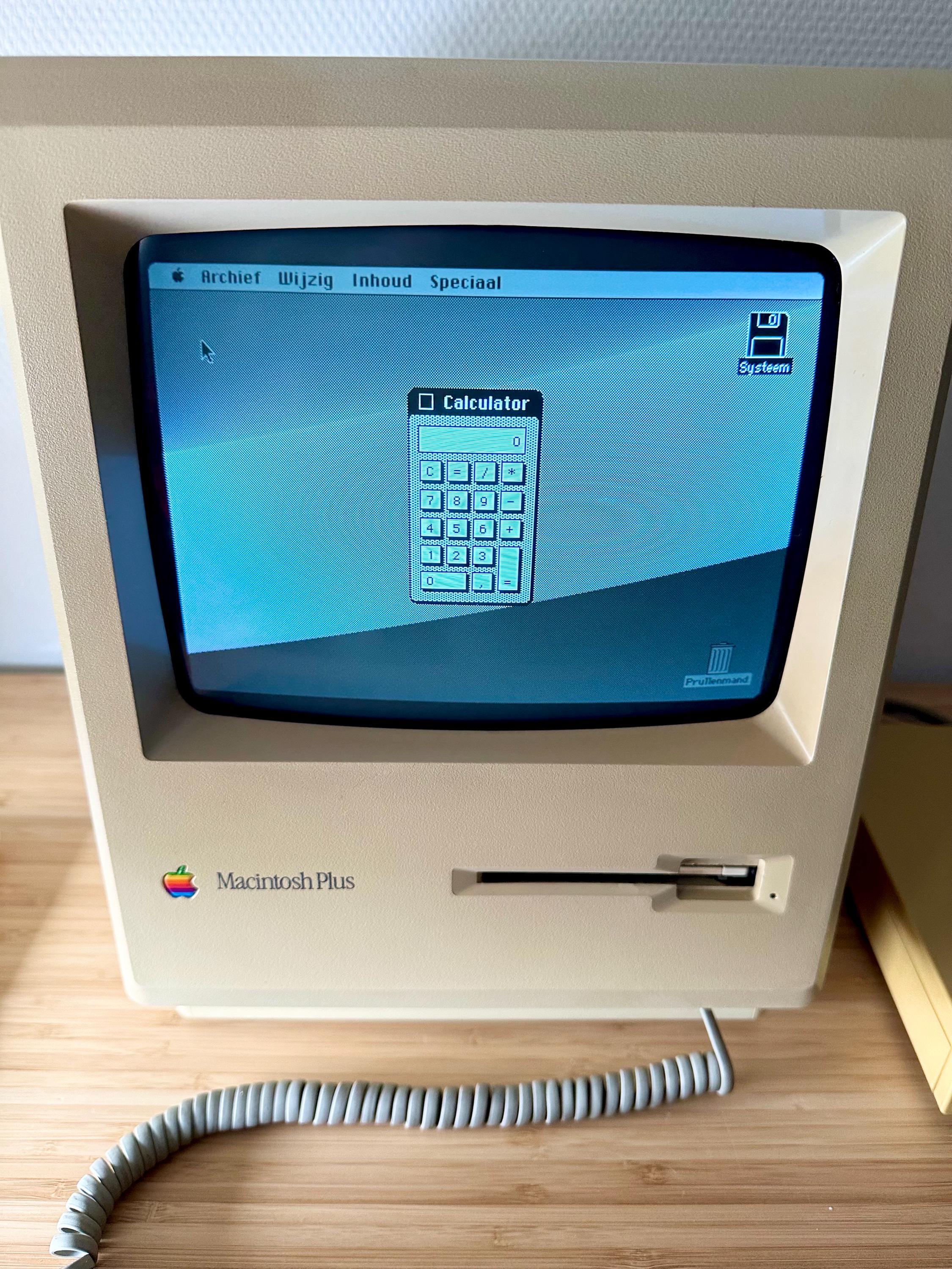 Apple Macintosh Plus - Signed by 