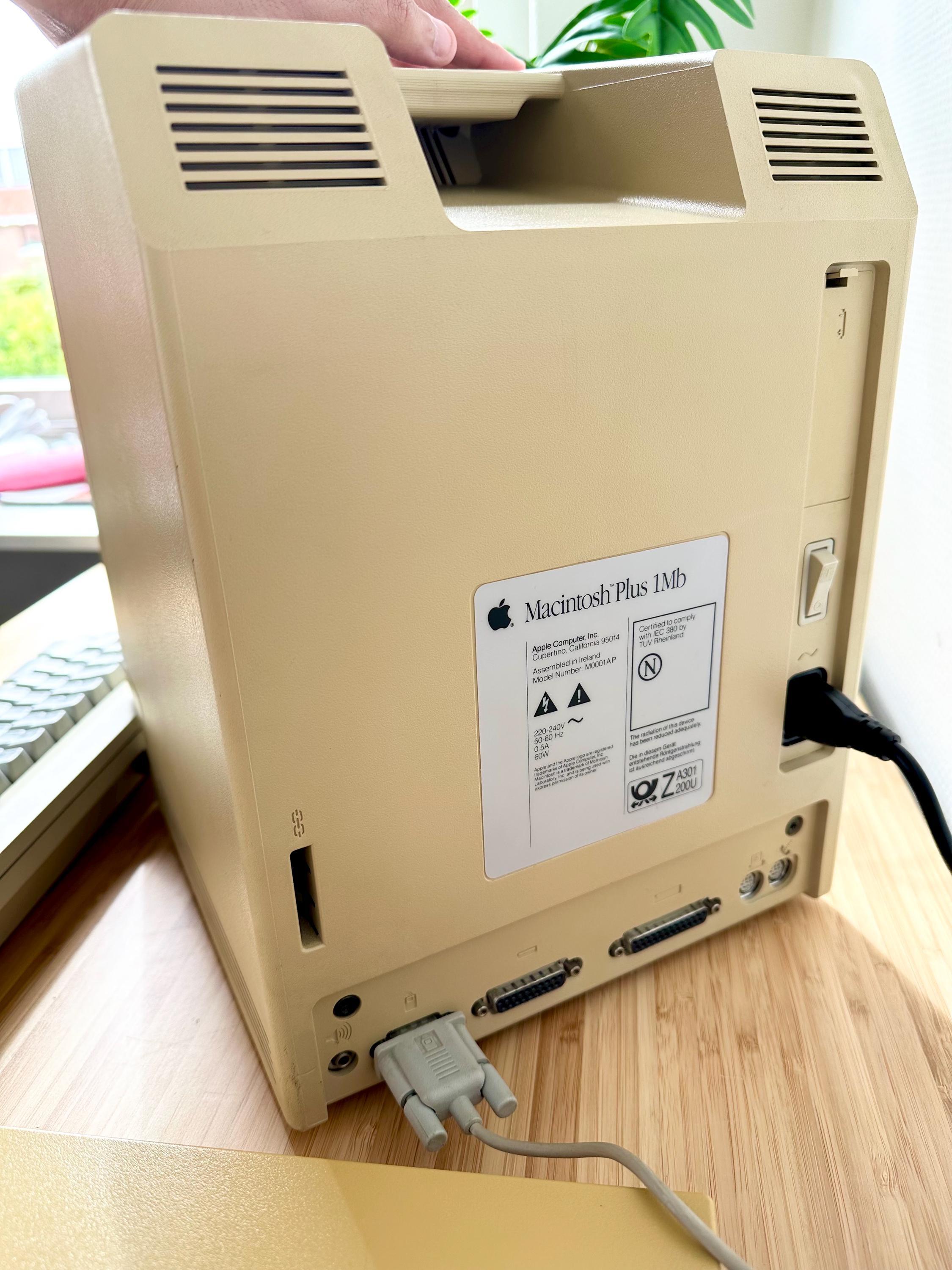 Macintosh Plus クリーム色 Apple Macintosh Plus - Signed by 