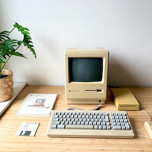 Apple Macintosh Plus - Signed by &quot;Steve Jobs&quot;