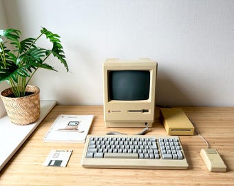 Apple Macintosh Plus - Signed by "Steve Jobs"