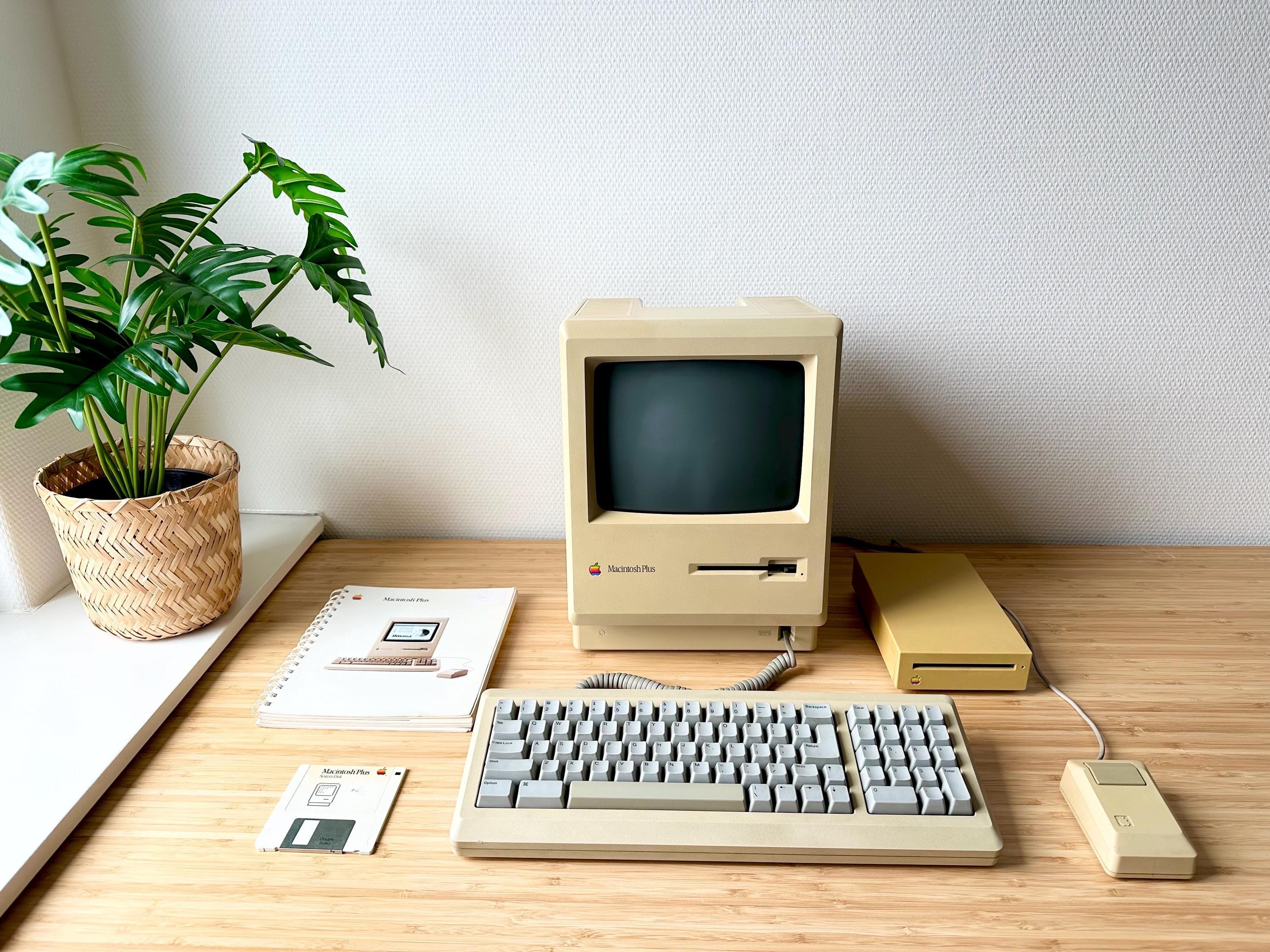 Apple Macintosh Plus - Signed by 