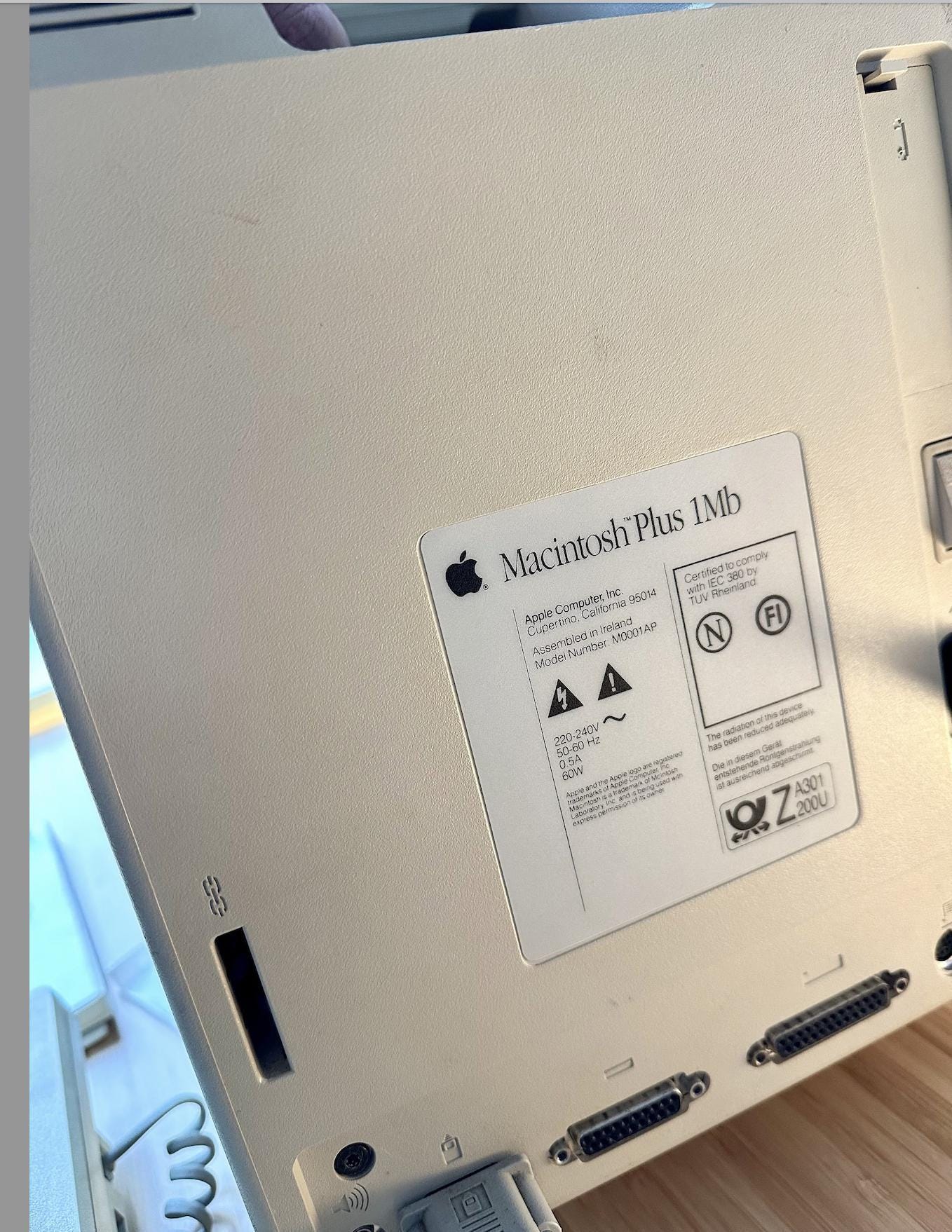 Macintosh Plus 1Mb 220-240V対応 Lot 108 - An Apple Macintosh Plus 1mb Vintage Computer