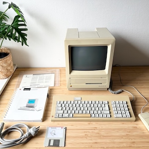 Vintage Macintosh SE Computer - 1987