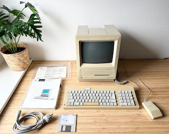 Vintage Macintosh SE Computer - 1987