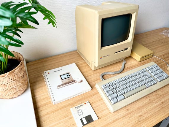 Apple Macintosh Plus - Signed by 