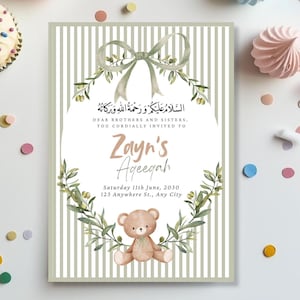 Op de afbeelding: Uitnodigingskaart met lichtgroene en witte strepen. De kaart bevat Arabische en Engelse tekst, waaronder "Zayn's Aqeeqah". Een aquarel teddybeer en een olijftakkenkrans versieren de kaart. De datum is zaterdag 11 juni 2030.