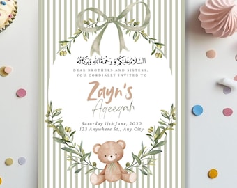 Puede incluir: Tarjeta de invitación a rayas verdes y blancas. La tarjeta presenta texto en árabe e inglés, incluyendo "Zayn's Aqeeqah". Un oso de peluche de acuarela y una corona de ramas de olivo decoran la tarjeta. La fecha es el sábado 11 de junio de 2030.