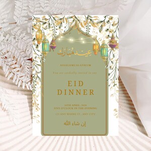 Op de afbeelding: Uitnodigingskaart voor een Eid-diner, met een groen en goud ontwerp, Arabische kalligrafie en decoratieve lantaarns. De kaart bevat de datum, tijd en locatiegegevens voor het evenement. De uitnodiging is versierd met bloemen en bladeren.