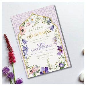 Puede incluir: Una tarjeta de invitaci&oacute;n floral para la reuni&oacute;n de Eid con un fondo geom&eacute;trico lavanda. La tarjeta presenta texto dorado y un borde floral con flores moradas, rosas y blancas. El texto dice "Eid Mubarak" y detalles para la reuni&oacute;n.
