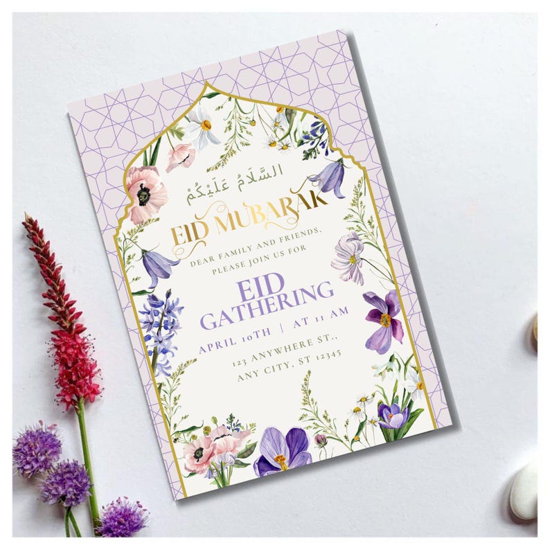 Puede incluir: Una tarjeta de invitaci&oacute;n floral para la reuni&oacute;n de Eid con un fondo geom&eacute;trico lavanda. La tarjeta presenta texto dorado y un borde floral con flores moradas, rosas y blancas. El texto dice "Eid Mubarak" y detalles para la reuni&oacute;n.